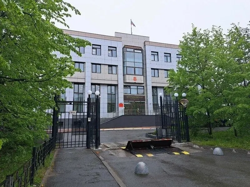 Центральный окружной военный суд назначил жителю Екатеринбурга штраф и двухлетний запрет администрировать онлайн‑ресурсы за комментарий, признанный публичным оправданием терроризма.