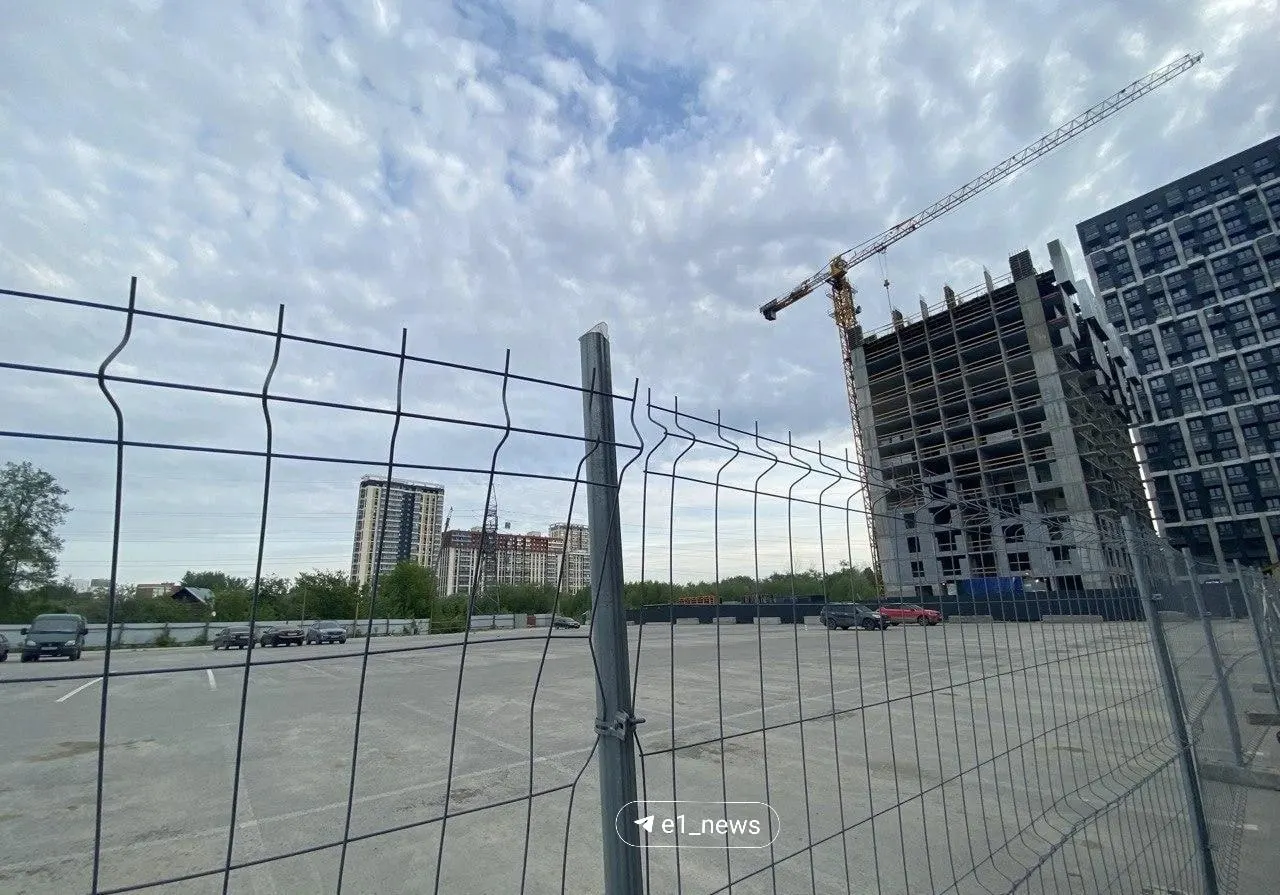 Бесплатную наземную стоянку оградили под строительство паркинга на более 700 мест. Работы займут около двух лет, на время стройки организовали временную парковку в пяти минутах, но мест там не хватает.