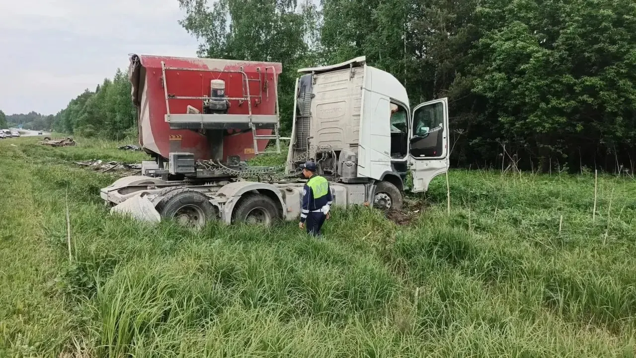 Столкновение грузовика Volvo и Land Rover на 2-м километре дороги «Подъезд к городу Нижние Серги»: водитель и три пассажира легковушки погибли.