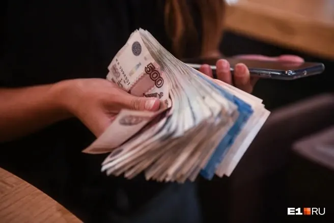 Подросток согласился на «быструю работу» в соцсети — принимать посылки и переводить деньги, оставляя себе 10%. Позже выяснилось, что он невольно участвовал в хищении средств у пенсионерок по схеме «ваш родственник попал в ДТП».