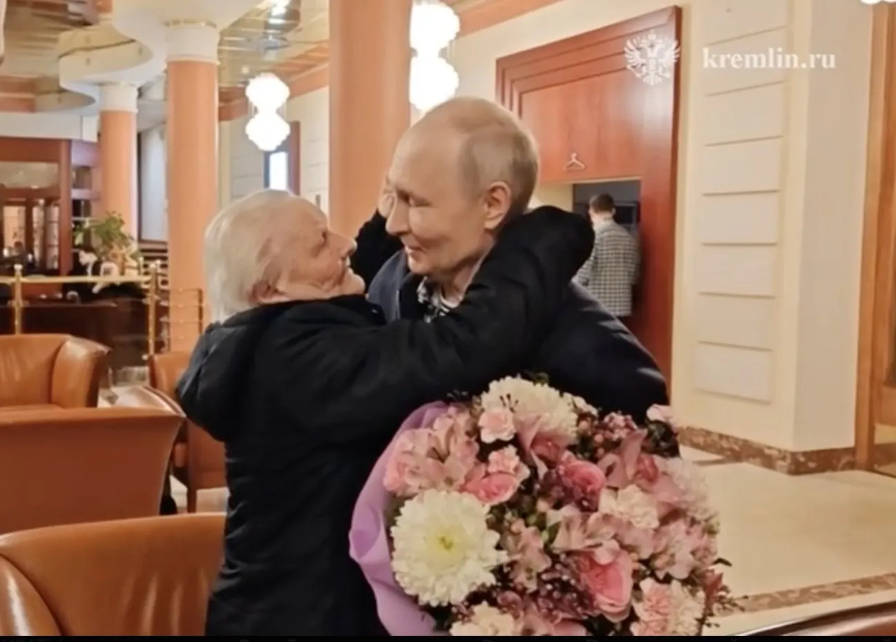 Президент и его первый педагог эмоционально обнялись во время трогательной встречи.