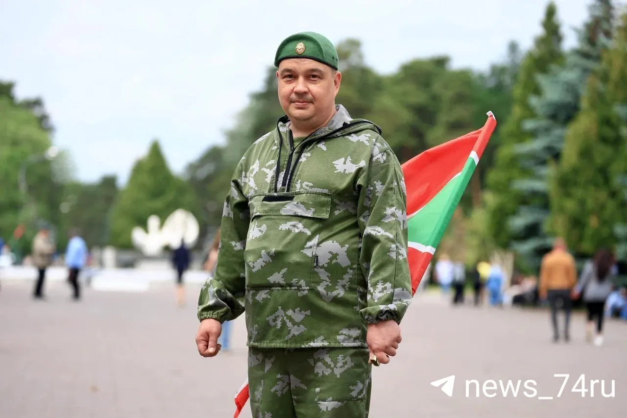 28 мая в Челябинске прошли праздничные мероприятия в городских парках: фонтаны остановили, развеваются зелёные флаги, дети и взрослые в фуражках. Подборка фотографий с гуляний.