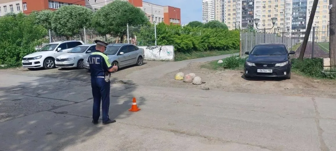 Мальчик вышел на проезжую часть из‑за припаркованной машины и попал под колёса арендуемого электросамоката. Ребёнка с ушибом головы осмотрели медики и отпустили домой, на самокате ехал 16‑летний подросток.