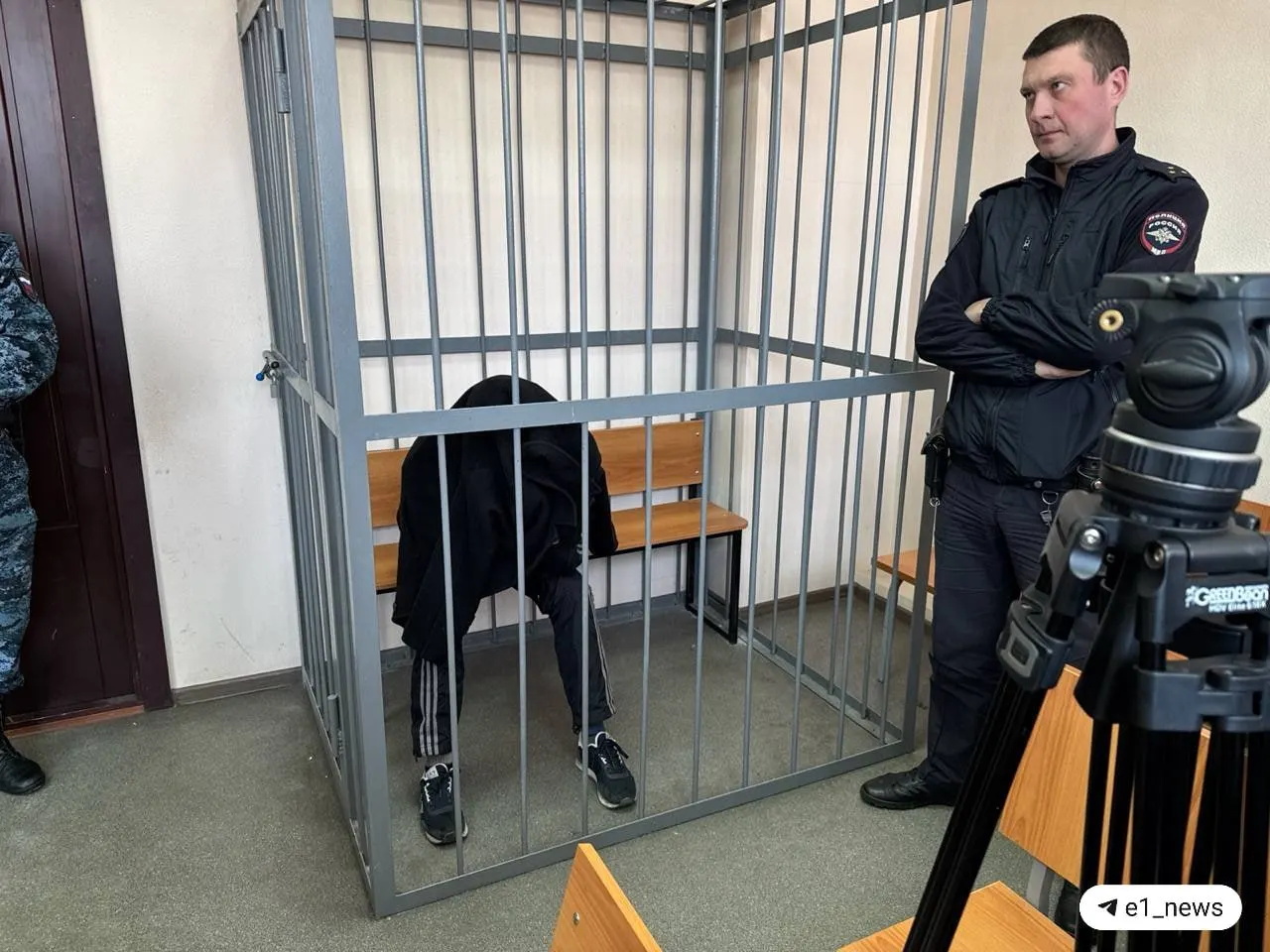 Эдуард Середюк, обвиняемый в нападении с кислотой на мать четырёх детей, ушёл на СВО. Остальным фигурантам дела продлили содержание под стражей до 12 мая.