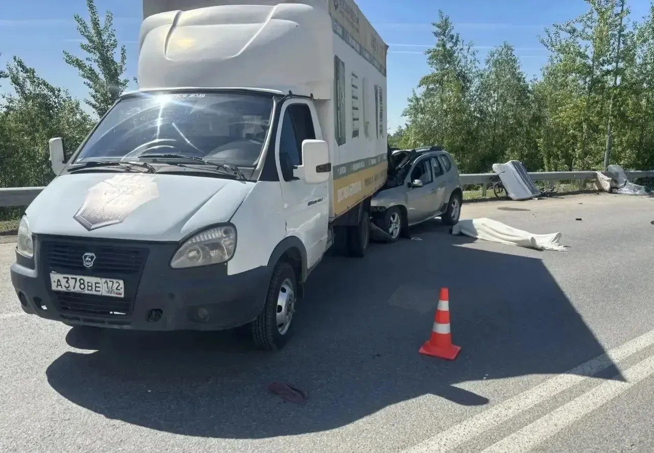 На улице Лесопарковой легковой автомобиль врезался в припаркованную «Газель». По данным ГИБДД, 72‑летний водитель «Рено» погиб, проводится проверка.