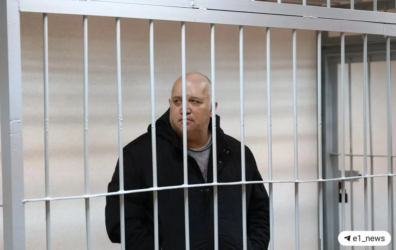 Суд назначил четырёхлетние принудительные работы владельцу автобуса, водителю и механику. Владельца обязали выплатить компенсации родственникам погибших и пострадавшим подросткам.