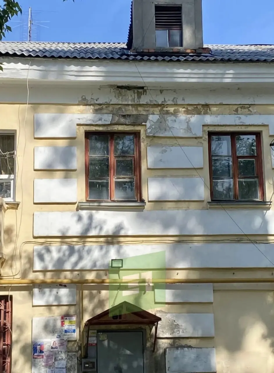 На улице Тернопольской кусок штукатурки попал в грудную клетку ребёнка. Следователи осматривают место происшествия, допрашивают очевидцев и назначили экспертизы.