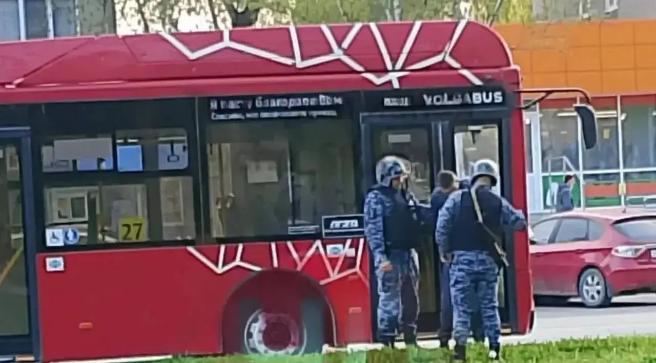 МУП «Пермгорэлектротранс» опровергло сведения о том, что водителя задержали из‑за алкогольного опьянения. По данным предприятия, перед выходом на линию мужчина прошёл медосмотр и был трезв; сотрудников Росгвардии вызвал сам водитель из‑за агрессивного пассажира.