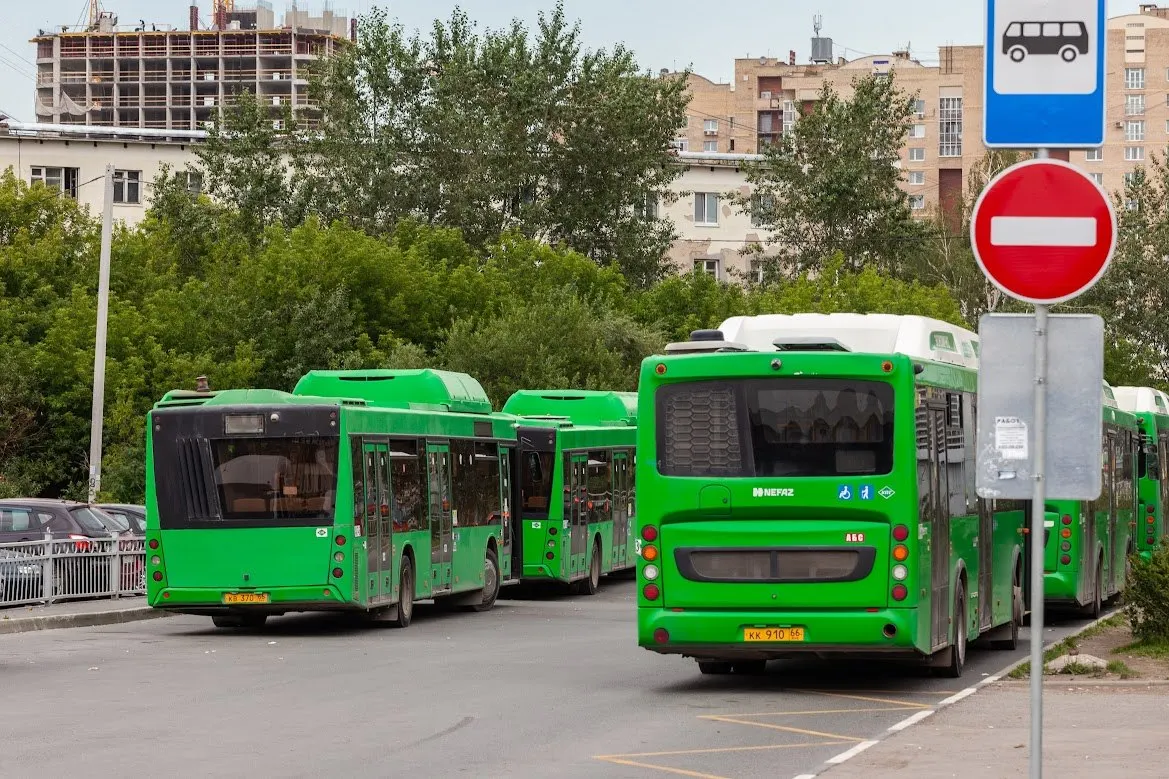 С 20 мая по 26 июня автобусы №54, 054, 76 и 78 будут ходить в объезд путепровода у «Калины». Сроки сдачи объекта переносили, а смета выросла до 8,8 млрд рублей.