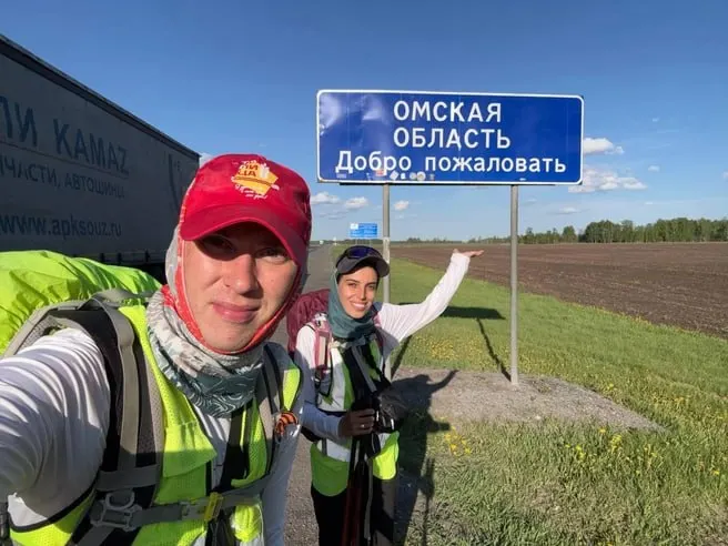 Павел Шабанов и Тамара Погосян идут пешком из Москвы во Владивосток и сообщили, что за 118 дней достигли Омской области, не пользуясь транспортом.