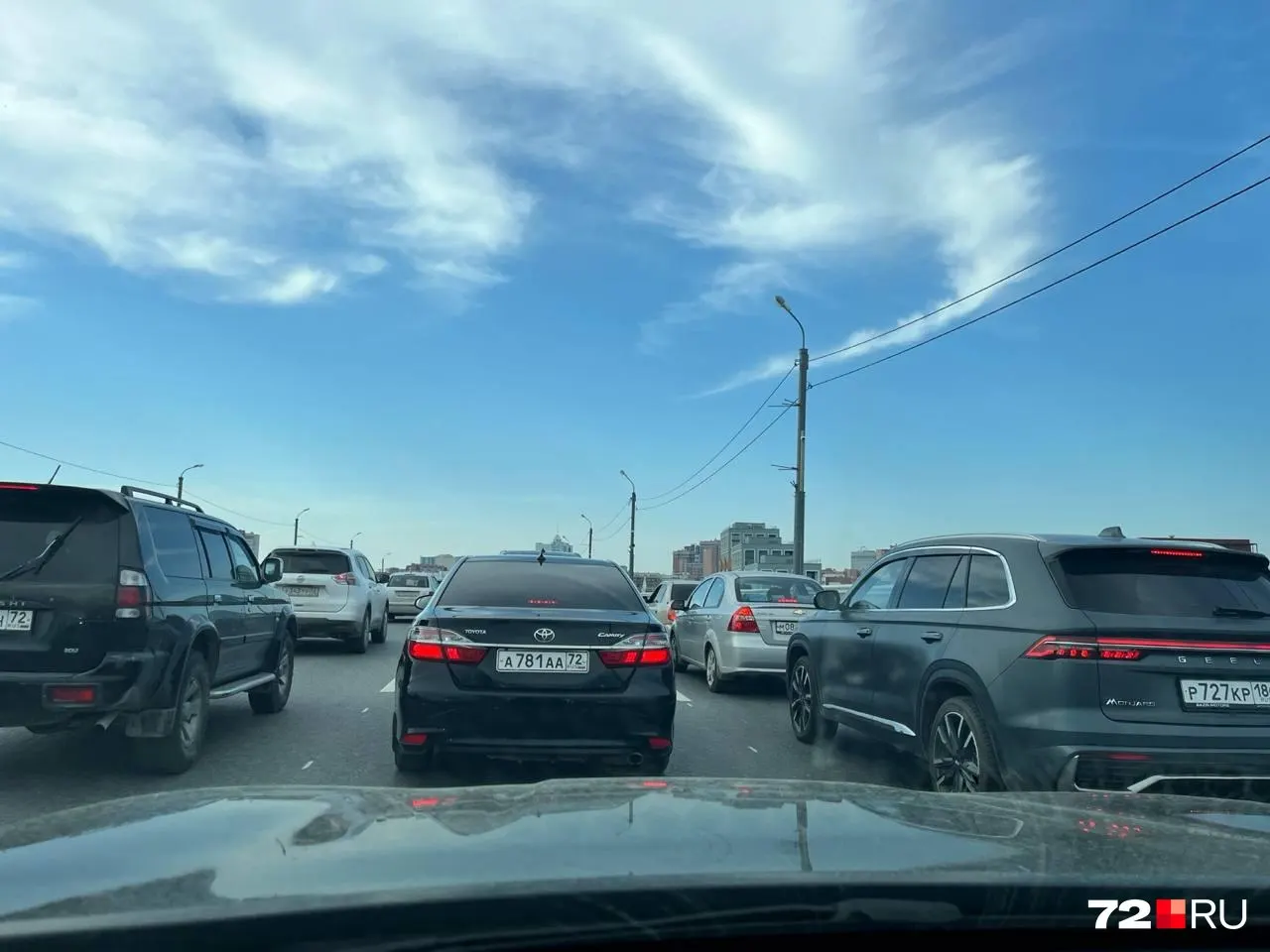 После введения автобусной полосы тюменцы жалуются на задержки: автобусы при перестроении сужают поток и провоцируют пробки в направлении центра.