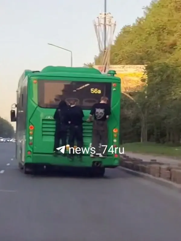 Правоохранители ищут подростков, которые держались за движущийся автобус на улице Худякова. Родителей пригласят в отдел, рассматривается вопрос об административной ответственности.