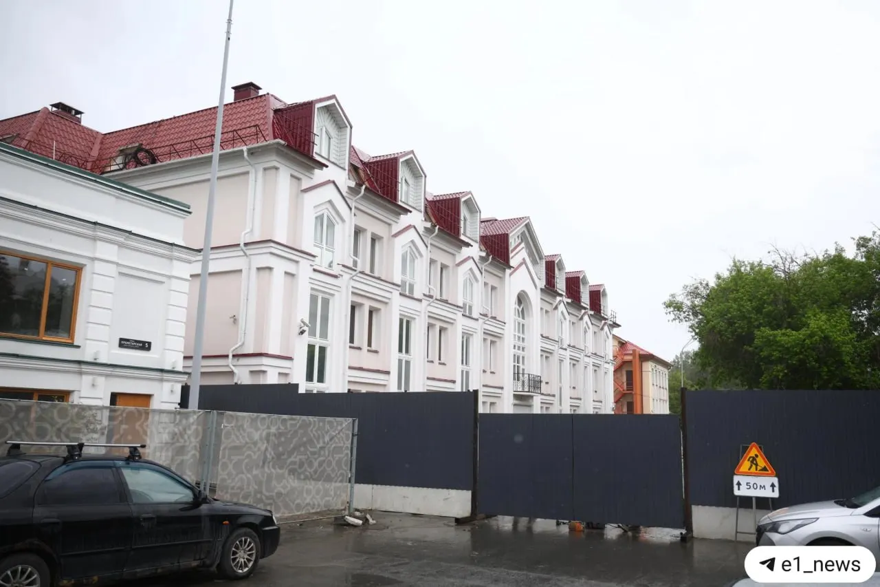 Рядом с домом на Пролетарской, 7 временно закрыли проезд — там демонтируют четырёхэтажное здание, в котором ранее находилось Главное управление судебных приставов. Работы продлятся до 30 июня; дальнейшие планы на участок пока не объявлены.
