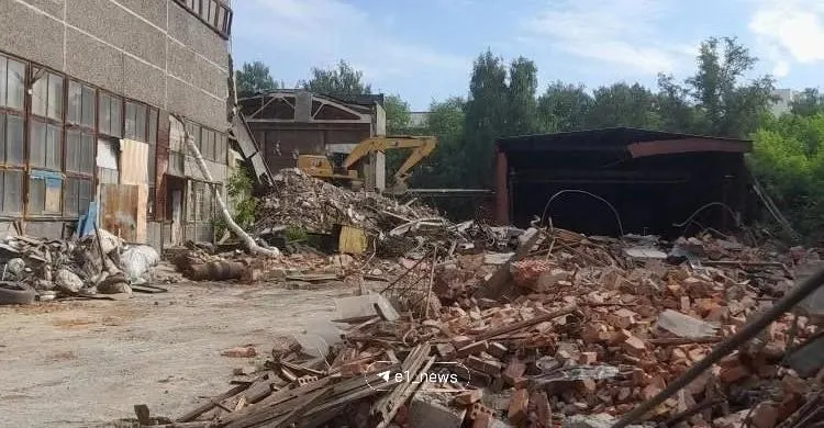 В Втузгородке начат демонтаж бывшей базы УралНИИАС. Застройщик планирует завершить снос до конца июля и в IV квартале начать строительство домов с паркингом, коммерческими помещениями и детским садом.