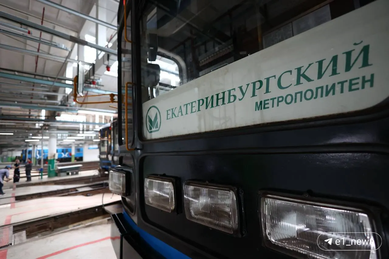 Четырёхвагонный поезд посвятили Павлу Бажову, Дмитрию Мамину‑Сибиряку, Виссариону Белинскому и Владиславу Крапивину. Премьера приурочена к конгрессу в Екатеринбурге 18–22 мая.