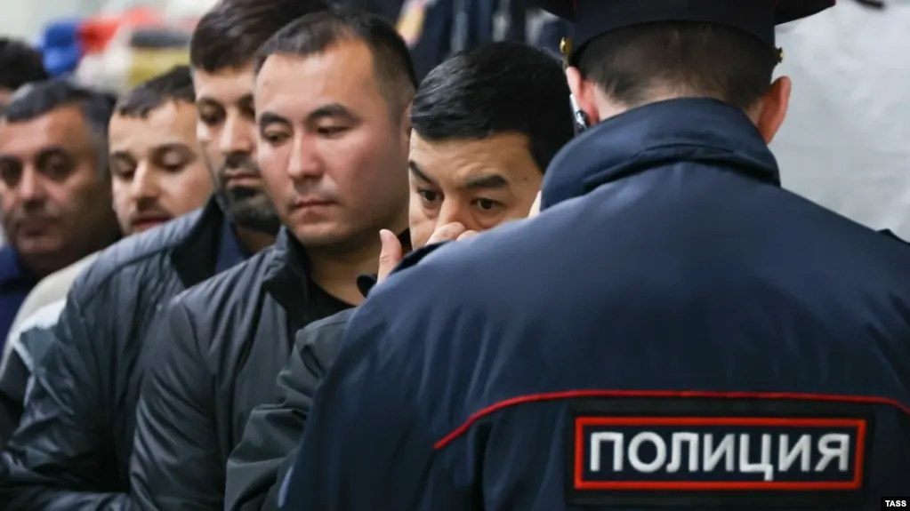 Законопроект расширяет основания для административного выдворения иностранцев и лиц без гражданства — от участия в несанкционированных митингах до «дискредитации» вооружённых сил, призывов к санкциям и мелкого хулиганства. Всего нарушений, влекущих выдворение, может стать до 58.