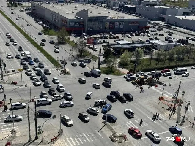 Светофоры внезапно перестали работать на перекрёстке в районе ремонта улицы Братьев Кашириных. Из‑за этого и нескольких ДТП образовались заторы; ГАИ передала сведения в комитет и пообещала выставить регулировщиков.