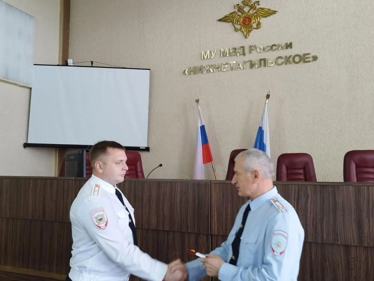 Вечером задержан подполковник, который ранее показывал высокую раскрываемость по делам о наркотиках. Ему вменяют тяжкие преступления, расследование продолжается.