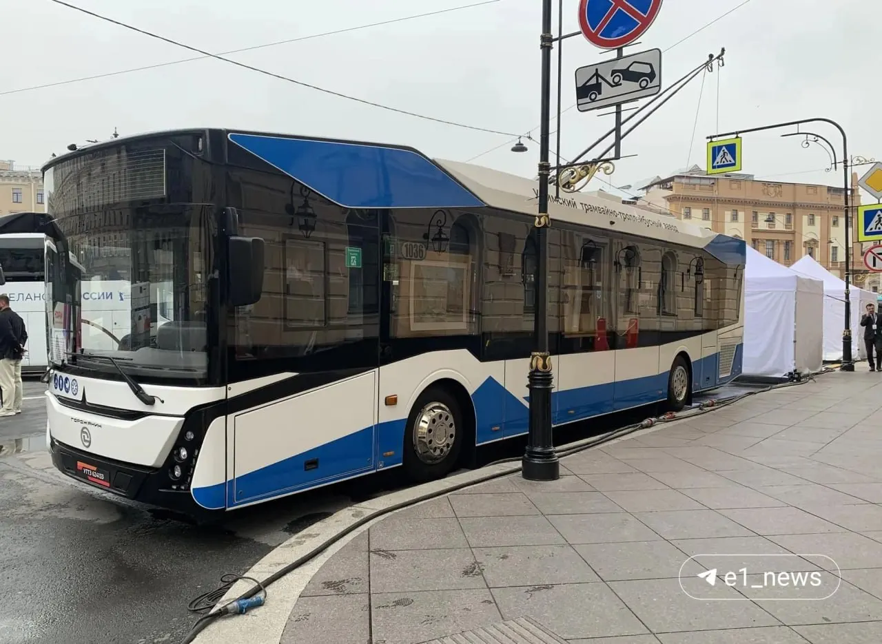 Уникальный троллейбус вместимостью до 80 пассажиров и с автономным ходом до 30 км приедет в Екатеринбург для испытаний в начале июля, сообщили в мэрии.