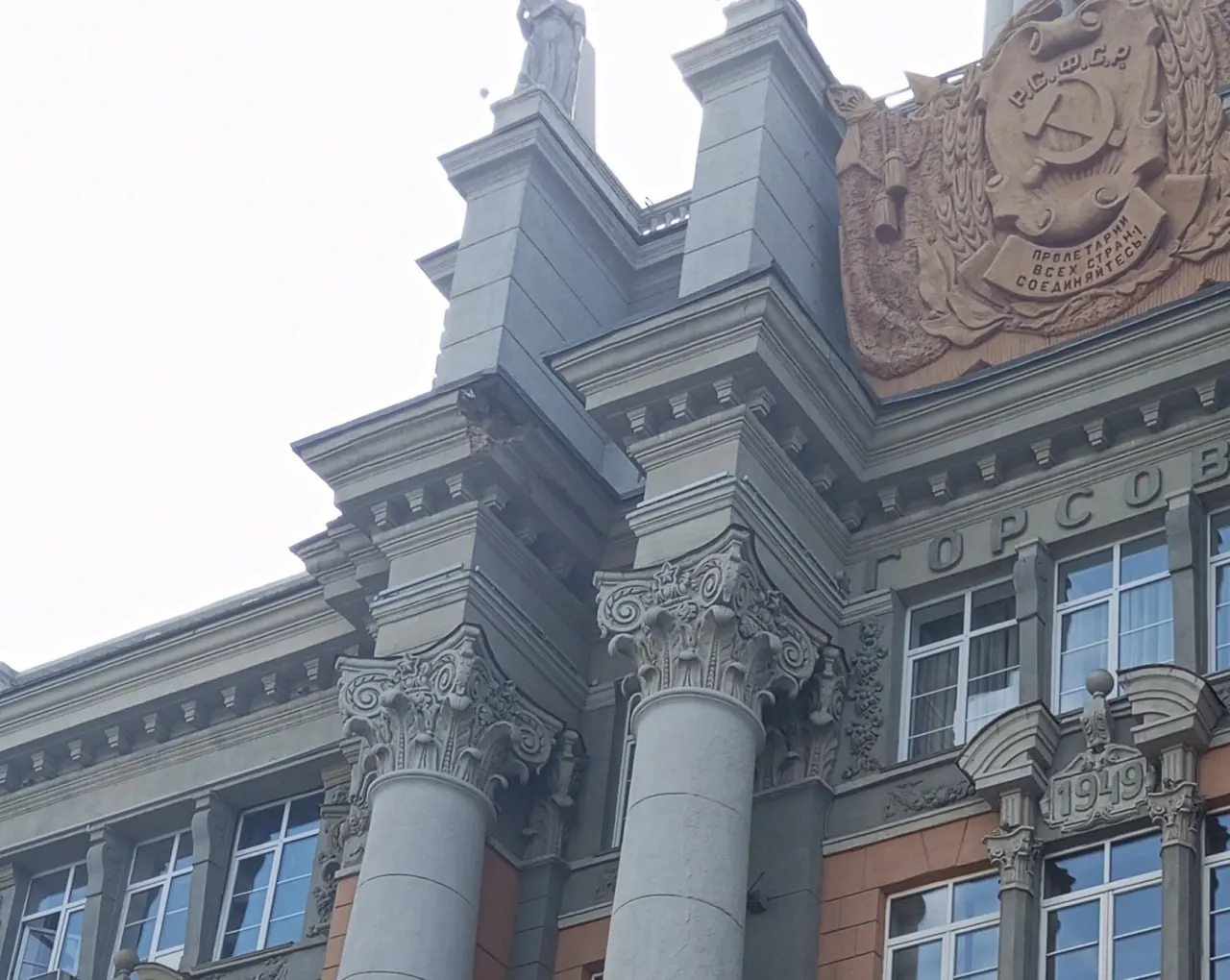 У здания мэрии огородили территорию: на земле лежит отвалившаяся часть декорации. Причина обрушения пока неизвестна, рабочие ситуацию не комментируют.