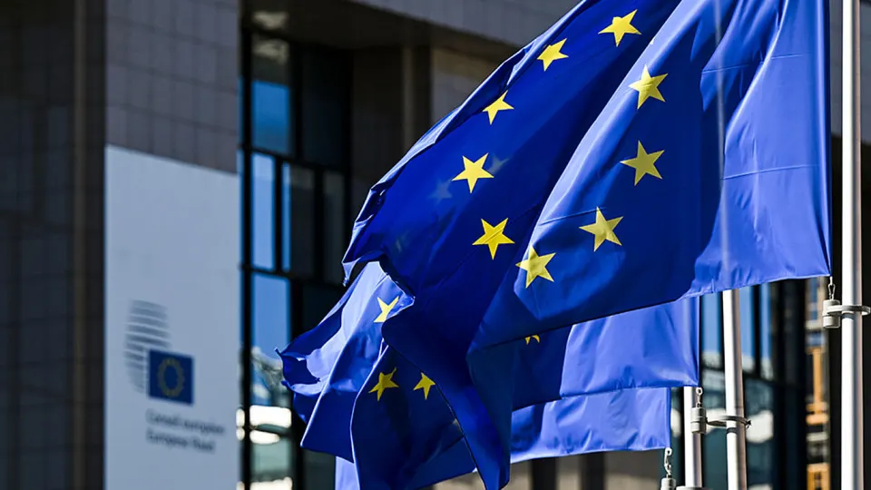 После смены власти в Венгрии лидеры Евросоюза обсуждают возможность увеличить период продления санкций с шести месяцев до года и принять «мини‑пакет» мер против теневого флота и военной промышленности.