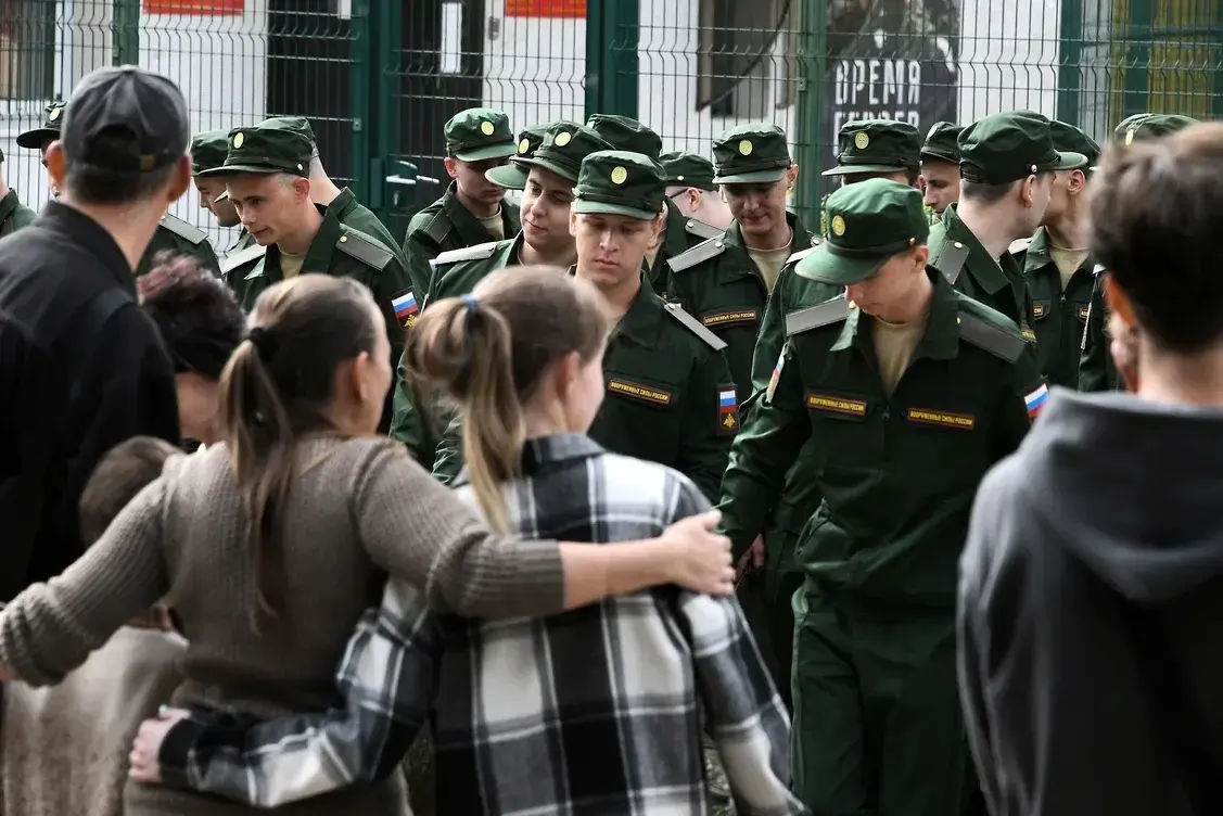 Женщины требуют признать поправки нарушающими равенство и вернуть возможность получать выплаты тем, кто вел совместное хозяйство с погибшим, но не имел общих детей.