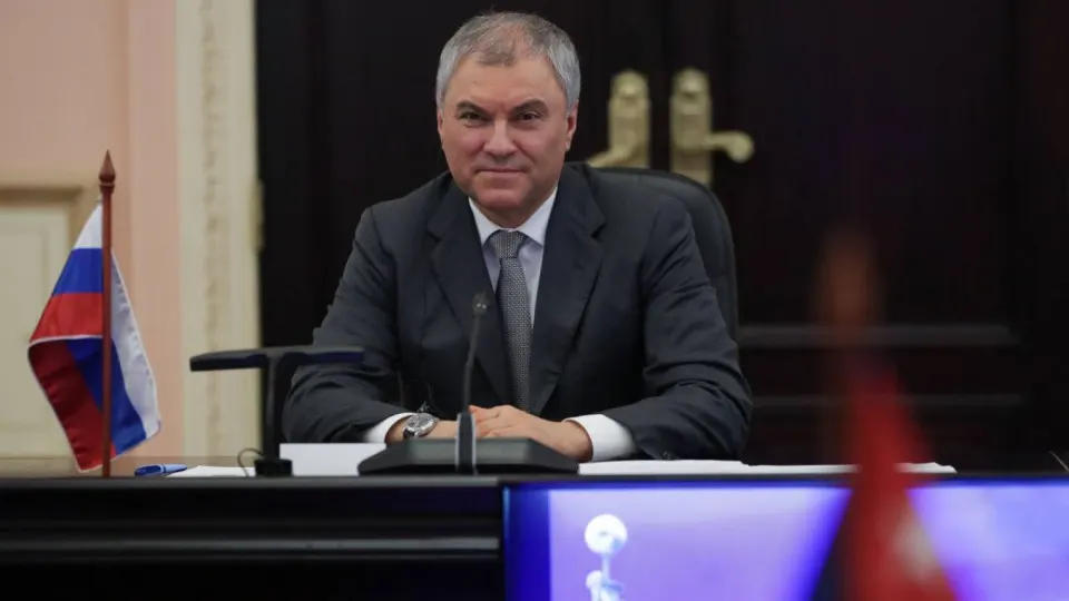 Председатель Госдумы заявил, что применение западного оружия и спутниковых технологий против «гражданских объектов» может вынудить Россию ответить «оружием, которое не оставит следа». Высказывания последовали после удара по Старобельску и ночной атаки на Киев.