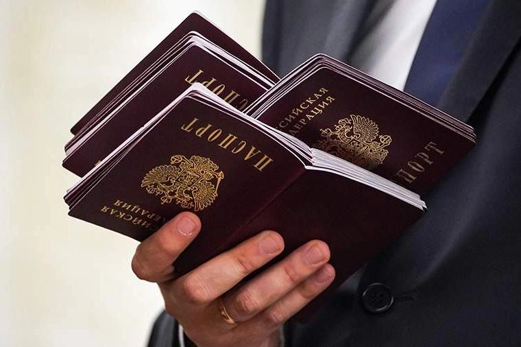 Депутаты внесут в Госдуму поправки, позволяющие иностранцам с непогашенной судимостью получать РВП, ВНЖ и гражданство, если их в других странах признали виновными за поддержку политики России и СВО; инициатива дополнит законопроект об ужесточении требований к гражданству.