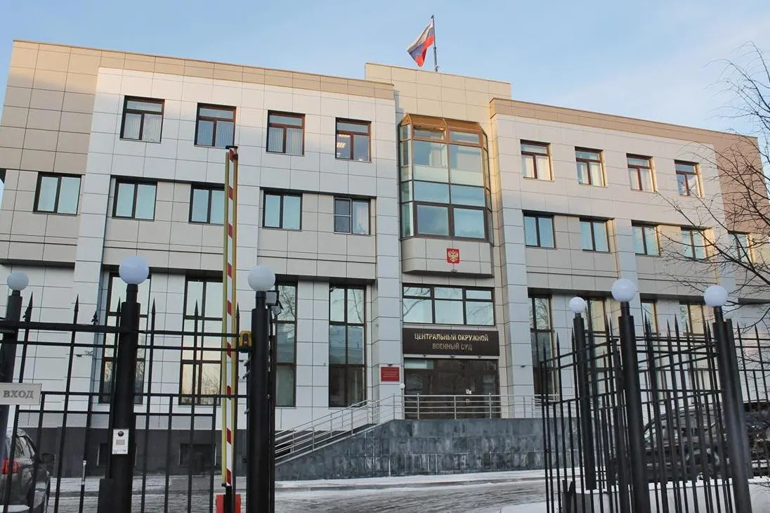 С конца апреля в Центральном окружном военном суде в Екатеринбурге на ряде дел по «террористическим» статьям ограничили допуск: в отдельных случаях суды формально остаются открытыми, но приставы не пускают людей в здание. Правозащитники и юристы считают такие действия незаконными и советуют фиксировать нарушение и обращаться с жалобами.