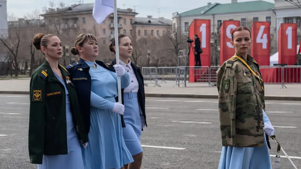 В Чите жёны и матери погибших военных впервые приняли участие в парадном расчёте — женщины в одинаковых кителях шли вместе с кадетами, а шествие завершали те, кто нёс портреты погибших. Перед праздником в ряде регионов рекомендовалось заменять слово «парад» на «торжественное прохождение».