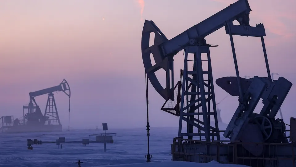 Минэкономразвития прогнозирует, что добыча нефти в 2026 году снизится четвёртый год подряд до 511 млн тонн — это самый низкий показатель с 2009 года. Причины — ухудшение финансовых показателей компаний, сокращение буровых работ и недостаток инвестиций.