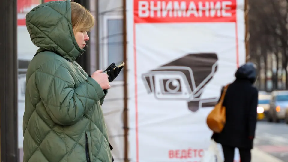 Пользователи заметили, что сообщения с ссылками на ключи для VPN исчезают из чатов без согласия, а повторная отправка приводит к выходу из аккаунта. Параллельно вводятся общие ограничения на использование VPN в государственных сервисах.