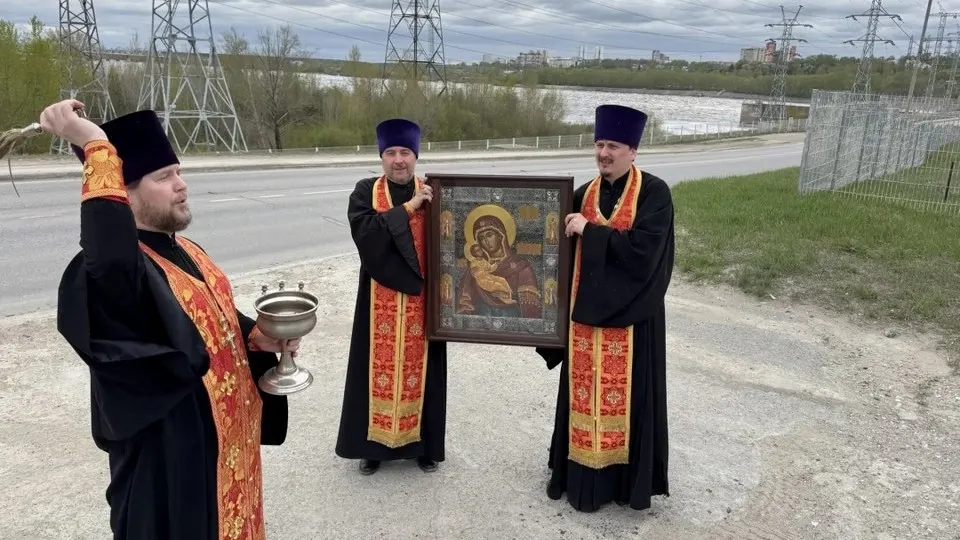 После атак беспилотников на линейную производственно-диспетчерскую станцию и нефтеперерабатывающий завод духовенство провело крестный ход с иконой Богоматери; на заводе остановлены ключевые установки переработки.