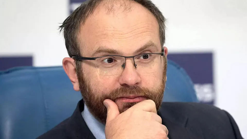 Вахтанг Кипшидзе заявил, что массовые отключения мобильного интернета демонстрируют пределы технологического всемогущества и заставляют задуматься о вечности и спасении души. Власти объясняют меры соображениями безопасности; закон 2026 года обязал операторов приостанавливать услуги по требованию спецслужб и освободил их от ответственности.
