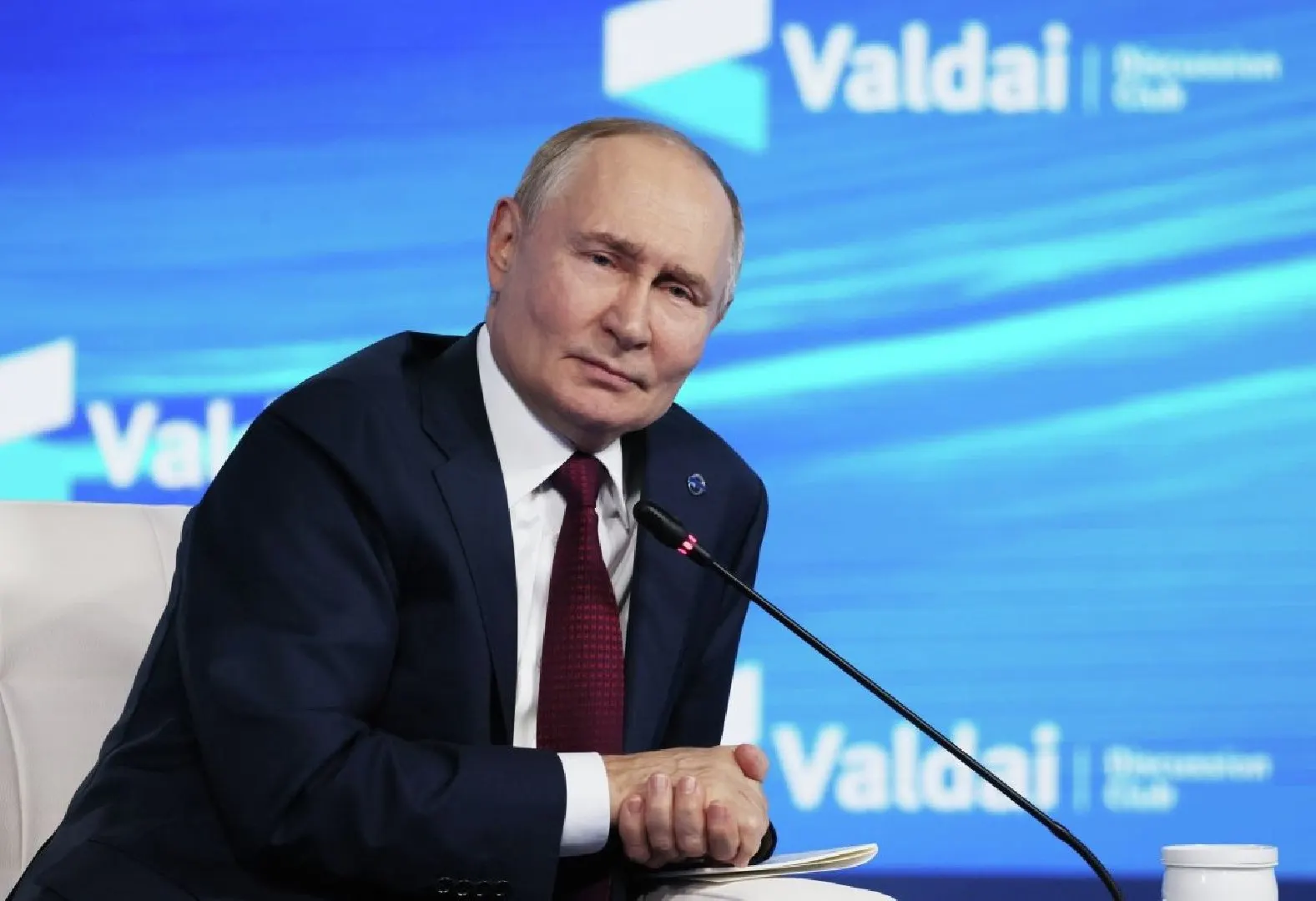 Международный уголовный суд постановил, что государства, ратифицировавшие Римский статут, обязаны исполнить ордер на арест Владимира Путина при его прибытии на переговоры, за исключением случаев, когда переговоры организованы под мандатом ООН.