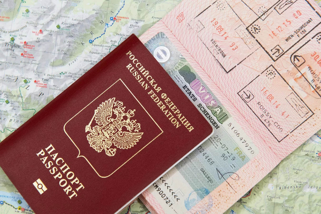 Сроки оформления виз в российских визовых центрах выросли: обработка заявок занимает до 45 дней, для некоторых направлений — до 60. Венгрия приостановила приём документов в Казани, Самаре и Уфе; документы на визу Кипра теперь принимают только в диппредставительствах.
