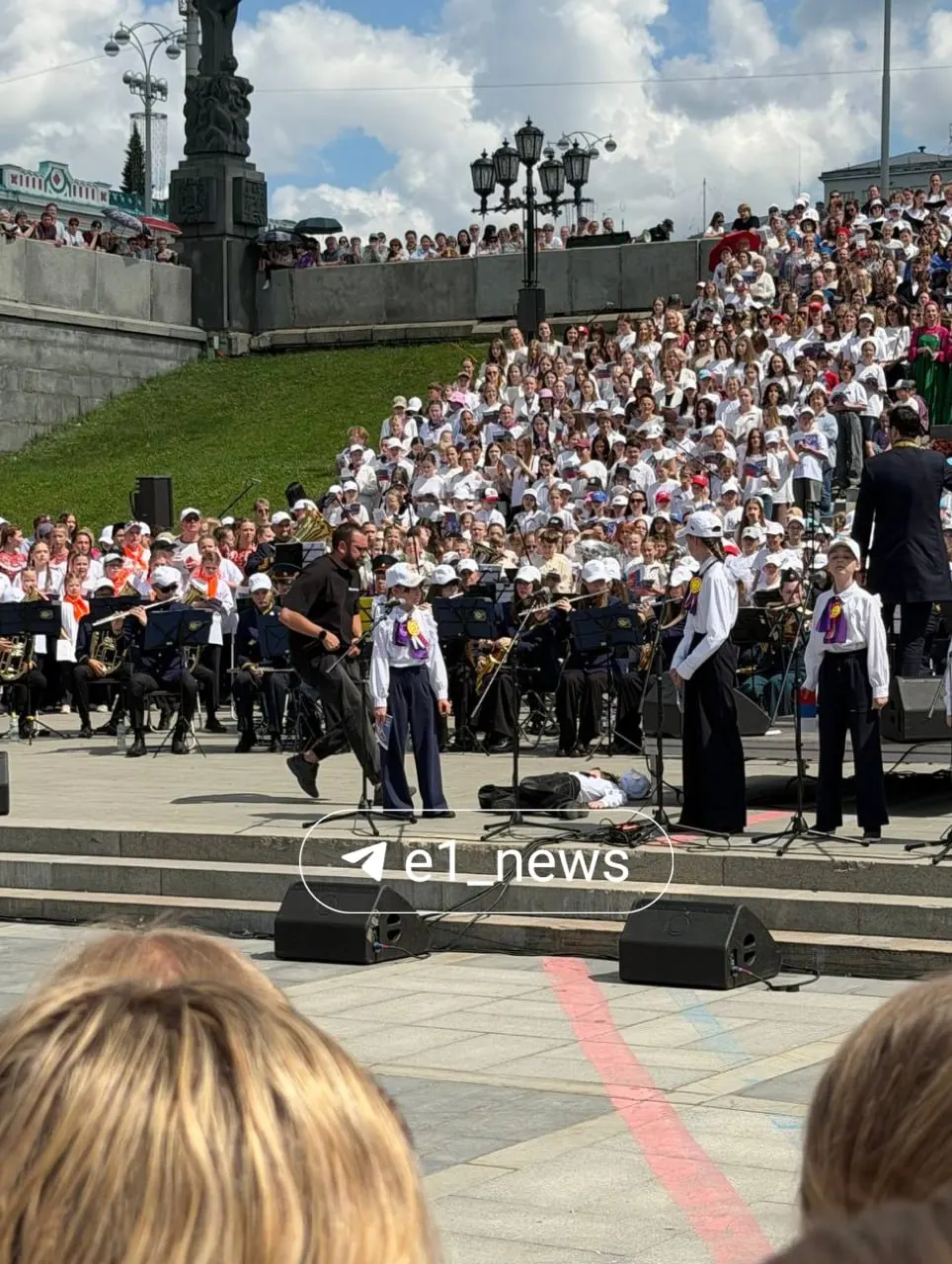 Во время ежегодного мероприятия «Хором славим Россию и город!» в Историческом сквере один из детей потерял сознание прямо во время номера. Его быстро унесли со сцены, о состоянии ребёнка официальных данных пока нет.