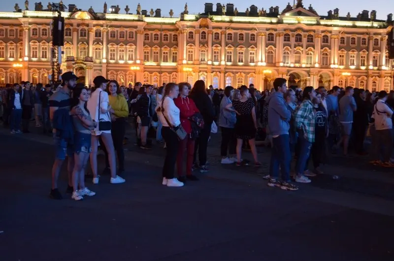 Ночью с 27 на 28 июня в Санкт-Петербурге пройдёт праздник «Алые паруса — 2026» для выпускников. Одновременно власти утвердили 300 приоритетных образовательных программ и увеличили число бюджетных мест; регионы, в том числе Смоленск, проводят свои мероприятия ко Дню молодёжи.