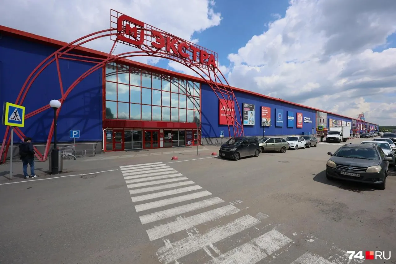 В торговом комплексе на ЧМЗ запускают рынок «Гуанчжоу»: организаторы обещают до 2 тысяч китайских брендов и низкие цены. Соседи, управляющая компания и эксперты по-разному оценивают перспективы проекта.