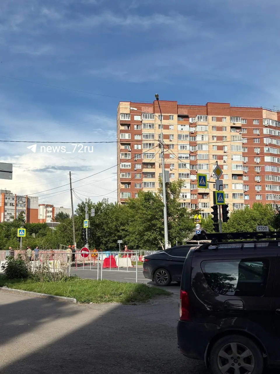 Перекрёсток закрыт с сегодняшнего дня — движение приостановлено до завершения ремонтных работ на тепломагистрали.