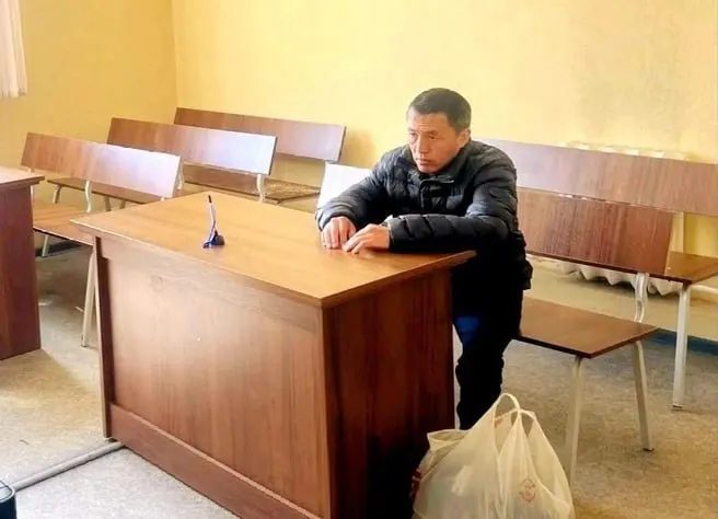 Житель Оренбурга заявил, что приехал 30 апреля, чтобы лично передать губернатору информацию о проблемах с водоснабжением и изъятием земельных участков. Его задержали на административный срок, но освободили раньше срока.