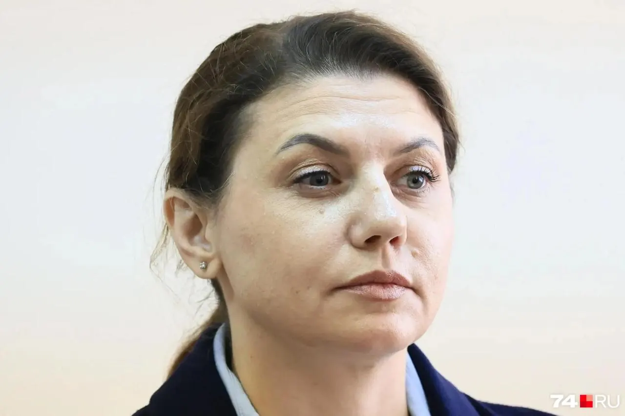 Бывшую заместителя директора «Южуралмост» признали виновной в растрате бюджетных средств: ей назначили 4,5 года колонии и штраф 500 тысяч рублей. Отбытие наказания отложили из‑за малолетних детей, также под арестом оказались автомобиль и средства на счету.