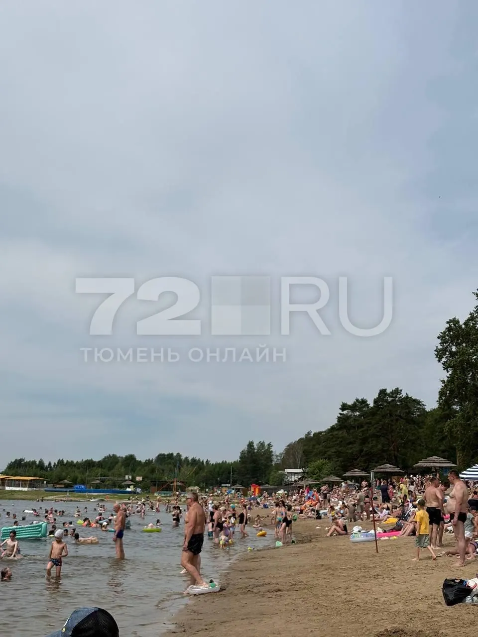 Температура поднимается до +28°C, что привело к наплыву отдыхающих на пляжи Верхний Бор, у озера Круглое и в Боровом. На Салаирском тракте и на участке трассы Тюмень — Омск образовались заторы — планируйте маршрут заранее.
