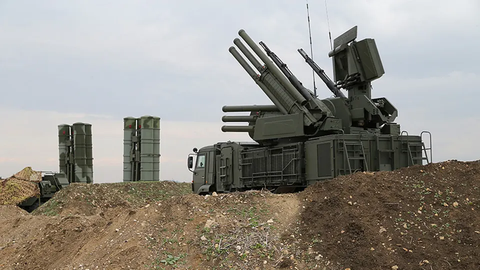 Российские военные внедрили систему радиоэлектронной борьбы «Волна Купол Гарант», которая, по данным украинского военного специалиста, может глушить сигнал терминалов Starlink на площади до 20 км²; комплексы, как утверждают, производятся в Симферополе и стоят около 1,5 млн долларов за единицу.