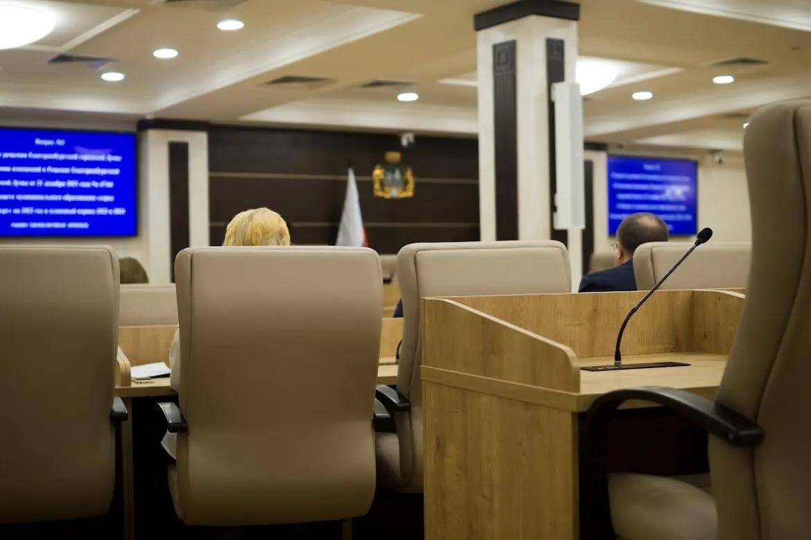 21% горожан считают, что зарплаты депутатов и политиков завышены; на втором месте — директора и руководители (11%). Мужчины чаще указывали на политиков, женщины — на футболистов и блогеров. В списке также появились программисты, госслужащие, менеджеры, риэлторы и курьеры.
