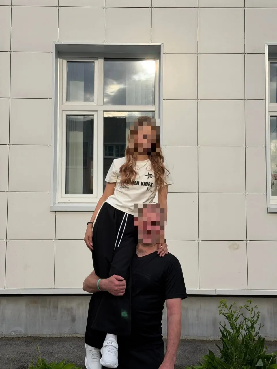 Поздним вечером 18 июня в Ростовской области в страшной аварии погибли 48‑летний мужчина и его 11‑летняя дочь. Мать и старшая сестра открыли сбор средств на похороны.