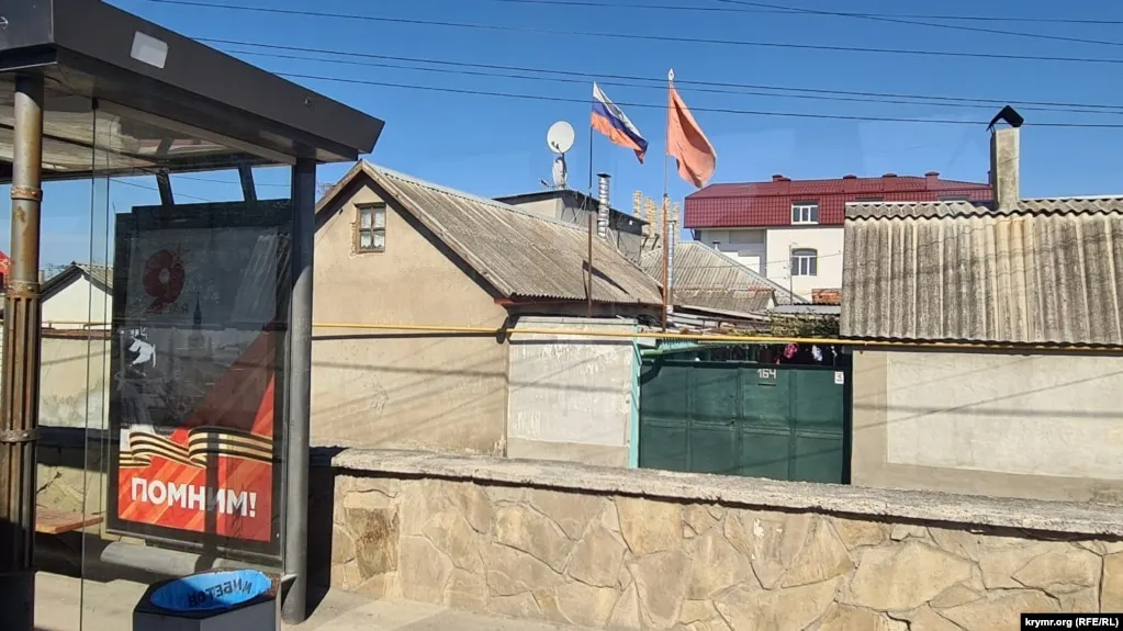 После атак беспилотников в Крыму и ряде областей сообщают о погибших и раненых; власти заявляют о сотнях сбитых дронов и повреждениях жилых и инфраструктурных объектов.