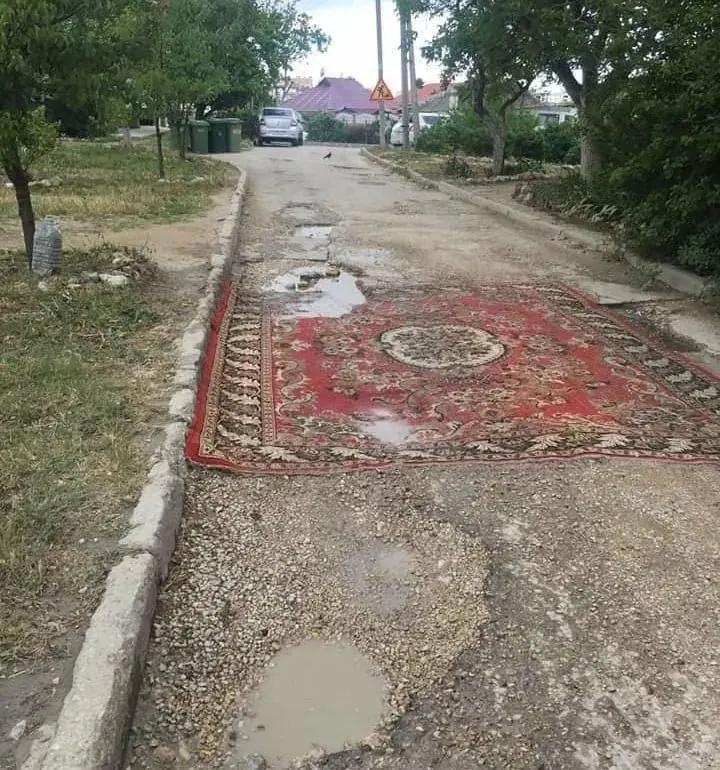 Предлагается позволить жильцам самостоятельно заделывать ямы и менять покрытие во дворах и на местных дорогах. В правительстве инициативу не поддержали — ремонт должны выполнять специалисты.