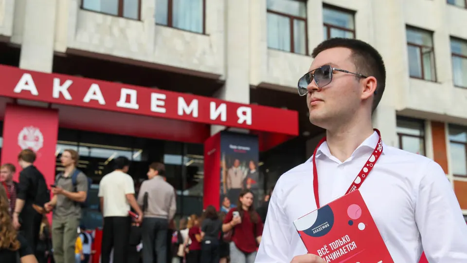 В ряде российских вузов распространяют предложения о вступлении в отряды по защите неба от беспилотников: годовая служба с оплатой, обучением и социальными гарантиями. Ожидается масштабный набор из числа студентов и учащихся техникумов.
