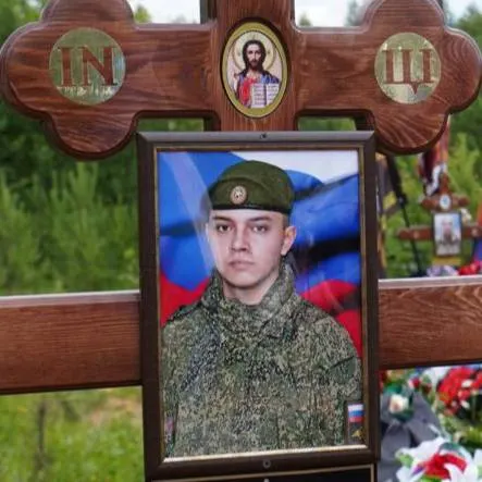 Семье 20‑летнего призывника сообщили о гибели и назвали причину — «неправильное обращение с оружием». Родные сомневаются в официальной версии и ищут ответы у военных и следствия.